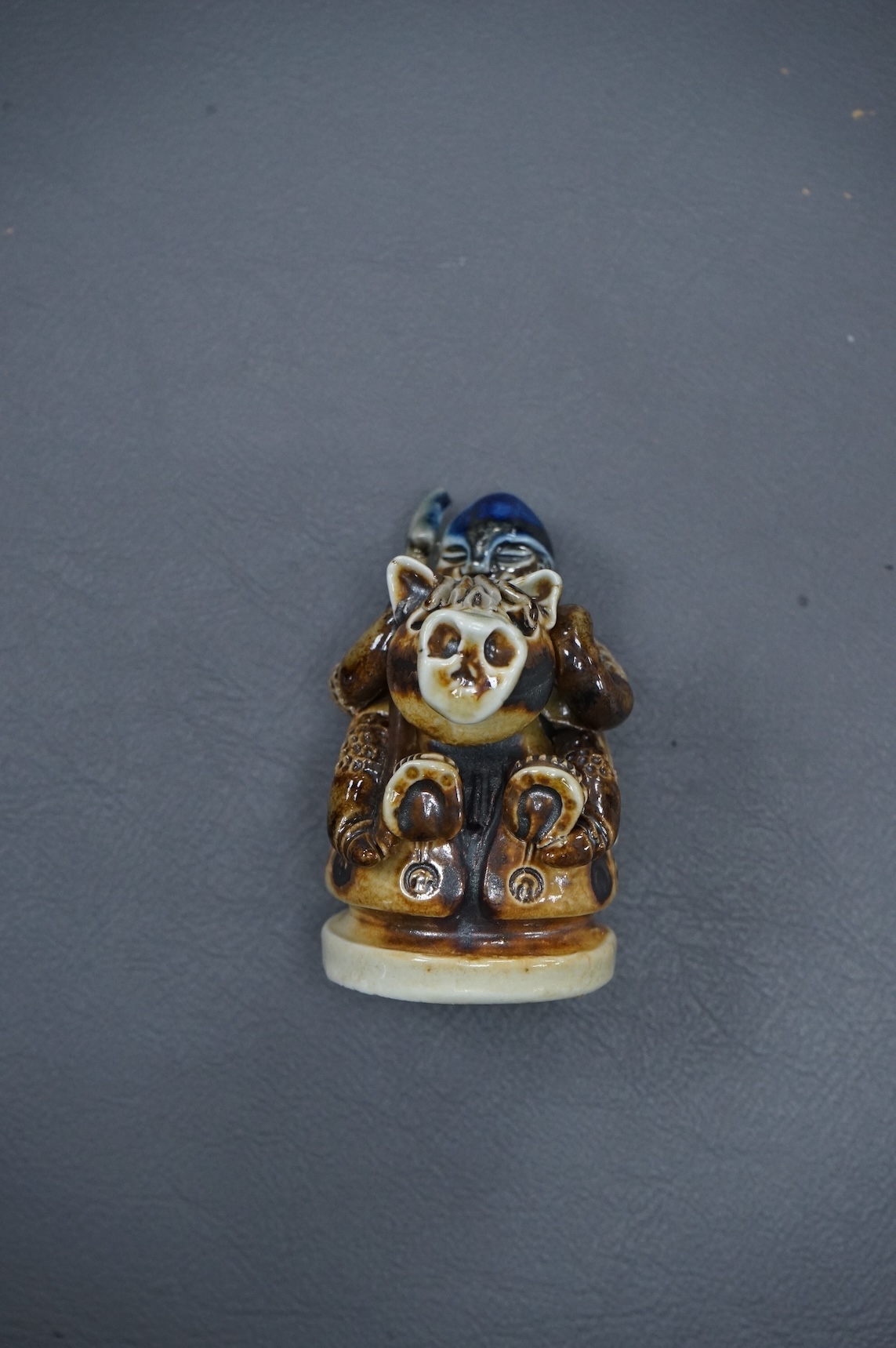 Guy Sydenham (1916-2005), white knight chess piece, 6.5cm